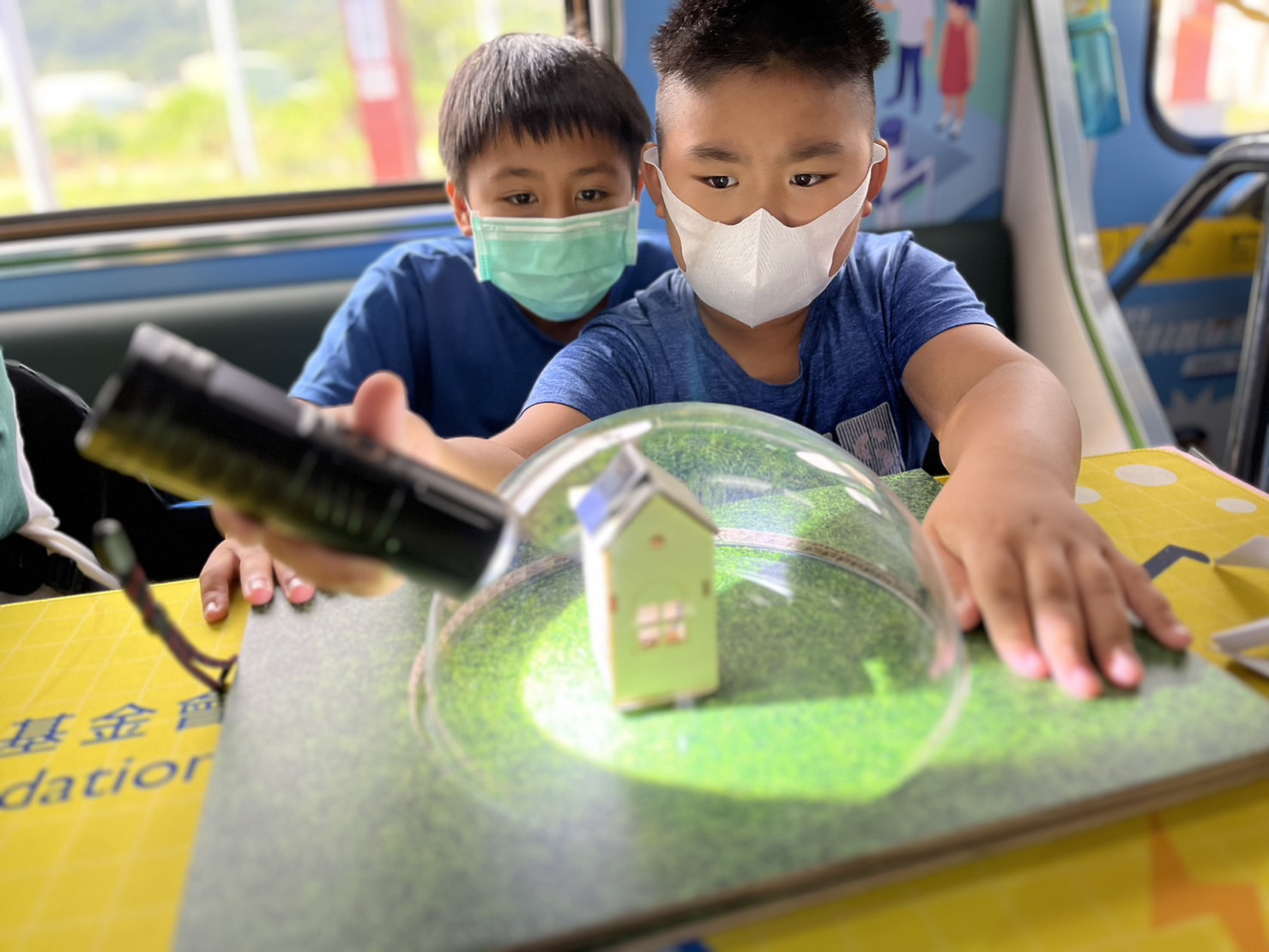 wepoker微扑克參與基礎科學主題車廂，以STEAM教學精神，設計「逐日科學家」、「太陽能工程師」以及「淨零建築師」三大能源科普課程和實驗