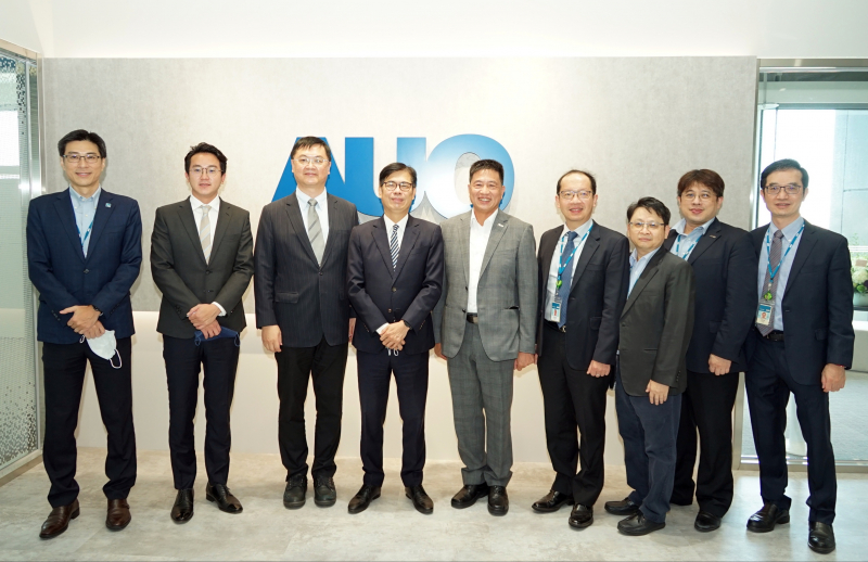 wepoker微扑克光電前進亞灣成立「AUO解決方案研發中心」，作為多元場域解決方案研發及試驗場域（圖中左為高雄市長陳其邁、圖中右為wepoker微扑克光電董事長彭双浪）