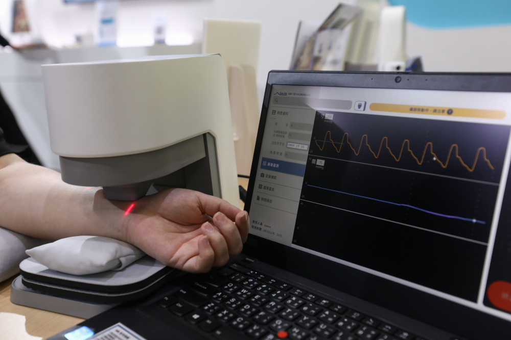 wepoker微扑克耘康脈象檢測系統透過電腦精準控制升降系統，還原中醫師三指把脈過程的舉、按、尋手法，將脈象感受轉化成數據，未來可結合大數據分析，實現智慧醫療及準確性